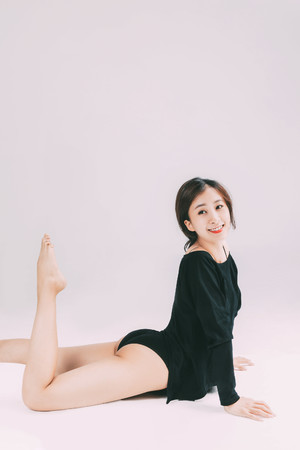 日韩无码趴地上抬腿的翘臀美女性感写真图片
