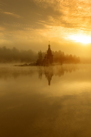 日出薄雾湖心建筑山水风景图片