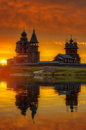 国外日出水边城堡建筑风景图片