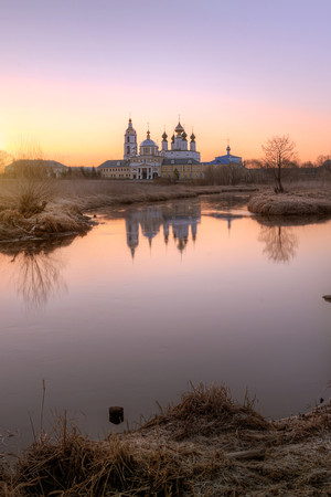 日出水边的城堡国外城市建筑风景图片