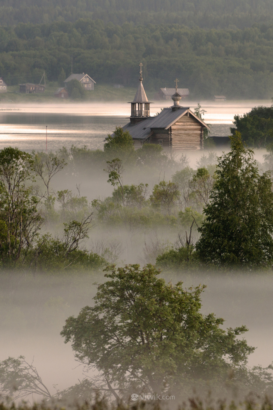 烟雾笼罩的村庄建筑风景图片