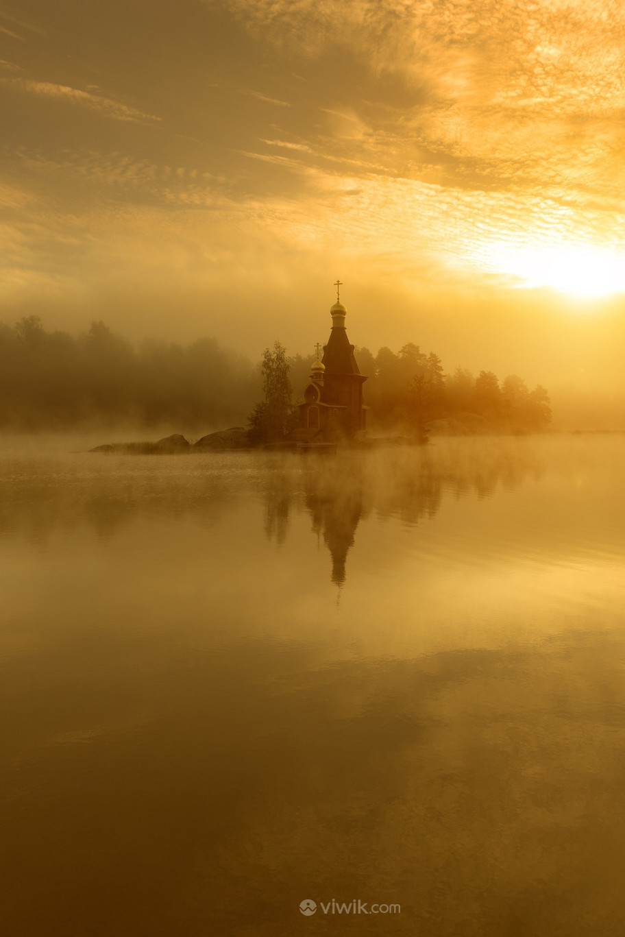 日出薄雾湖心建筑山水风景图片