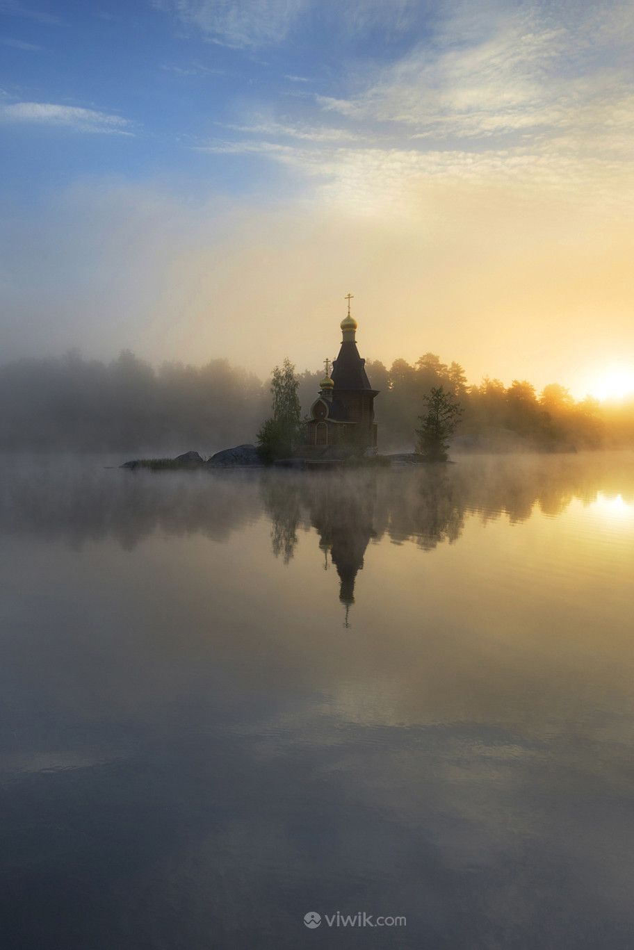 日出薄雾笼罩的湖心建筑唯美风景图片