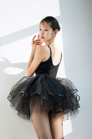 亞洲精品久久國產高清黑舞裙氣質美女圖片