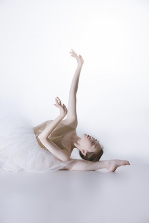 高难度芭蕾舞动作气质美女图片