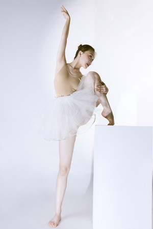 练习芭蕾舞基本功的少女清纯美女图片