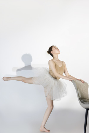 扶着椅子练习的芭蕾舞少女清纯美女图片