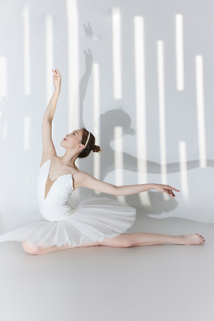 白色舞蹈服芭蕾舞女清純美女圖片