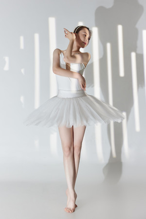 气质美女跳芭蕾舞的少女图片