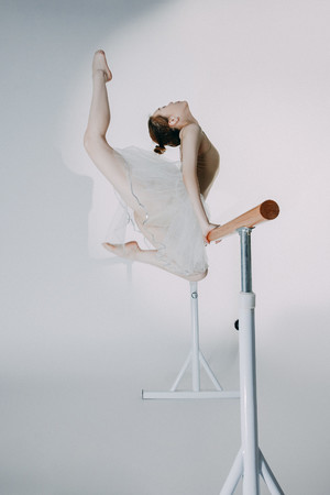 芭蕾舞高难度动作练习气质美女图片