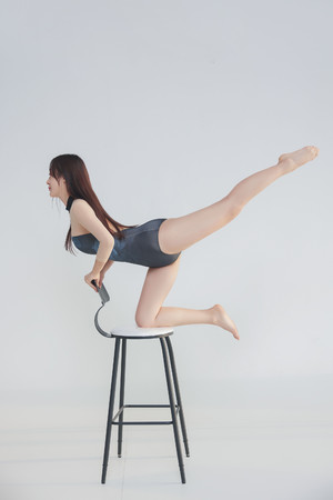 国产精品椅子高难度舞蹈动作清纯美女图片