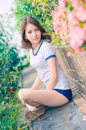 日本美女写真花园里的清纯美女图片