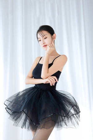 亚洲国产精品SUV黑舞裙美女惊艳的女生头像图片
