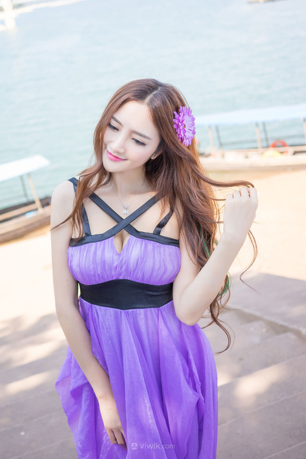 日韩美女紫色吊带裙大胸美女图片