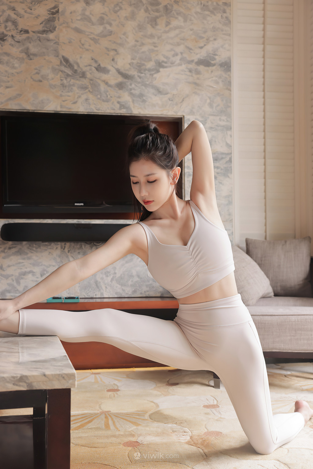 亚洲国产精品SUV客厅气质瑜伽美女图片