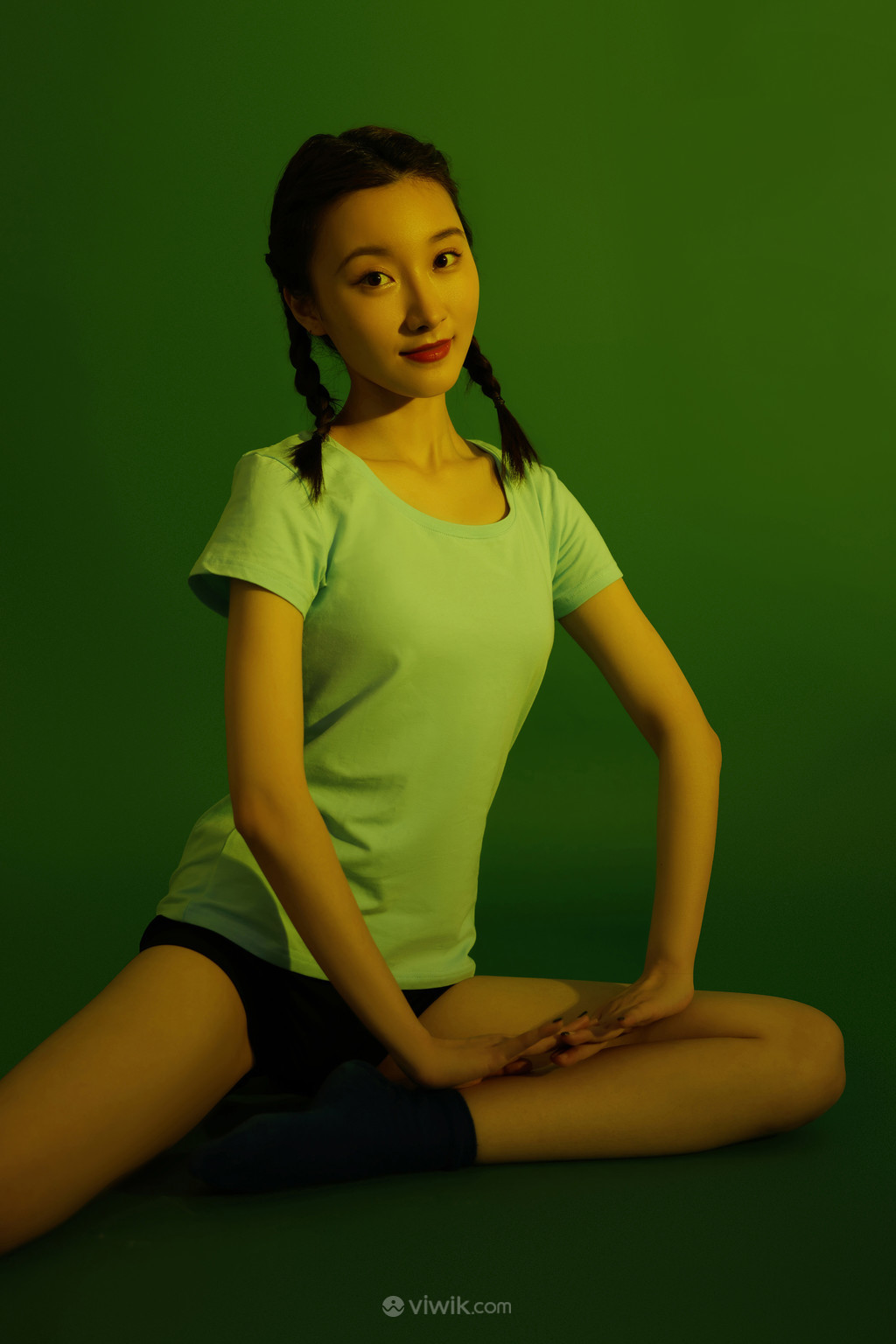 亚洲在线舞蹈生女大学生艺术照图片