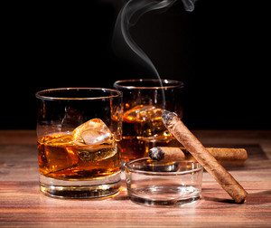雪茄洋酒威士忌高清图片