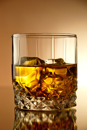 圆口玻璃杯冰块洋酒威士忌高清图片