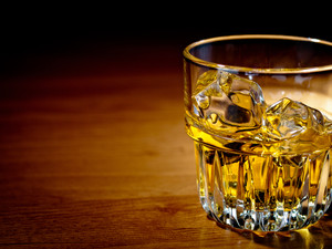 木板上的洋酒威士忌高清图片