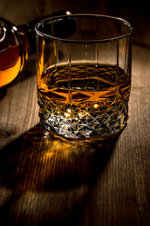  装了威士忌的夜晚的酒杯图片