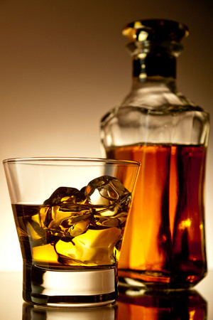 一瓶酒一个酒杯洋酒威士忌图片