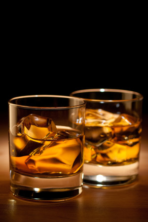 昏暗灯光两杯洋酒威士忌酒水图片