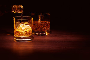 燈光氛圍加冰塊的洋酒威士忌高清圖片