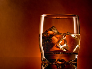 冰块玻璃杯酒水洋酒威士忌高清图片