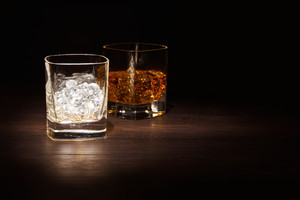 冰塊玻璃杯酒水威士忌洋酒圖片