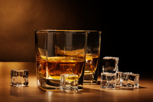 冰块玻璃杯洋酒威士忌图片