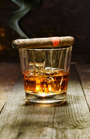雪茄玻璃杯洋酒威士忌图片