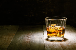 昏暗空间灯光下的一杯威士忌图片