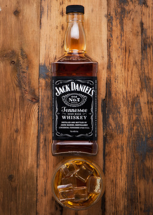 木板上的洋酒威士忌高清摄影图片