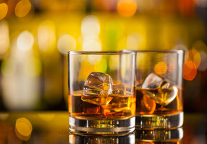 圆口玻璃杯洋酒威士忌图片