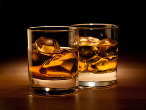 圆口玻璃杯洋酒威士忌高清图片
