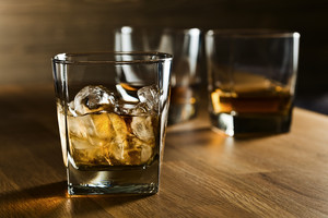 玻璃杯加冰块的洋酒威士忌图片