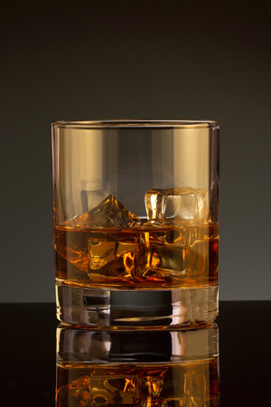 一杯加了冰块的威士忌图片