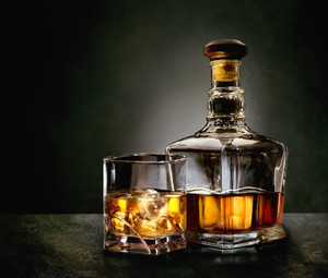 玻璃杯酒瓶洋酒威士忌高清图片