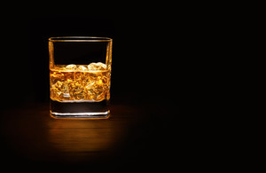 黑色背景酒水洋酒威士忌高清图片