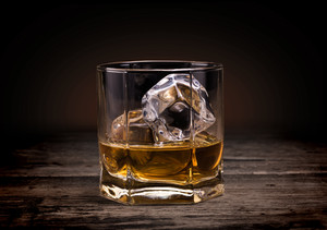 木板上的酒水洋酒威士忌高清圖片
