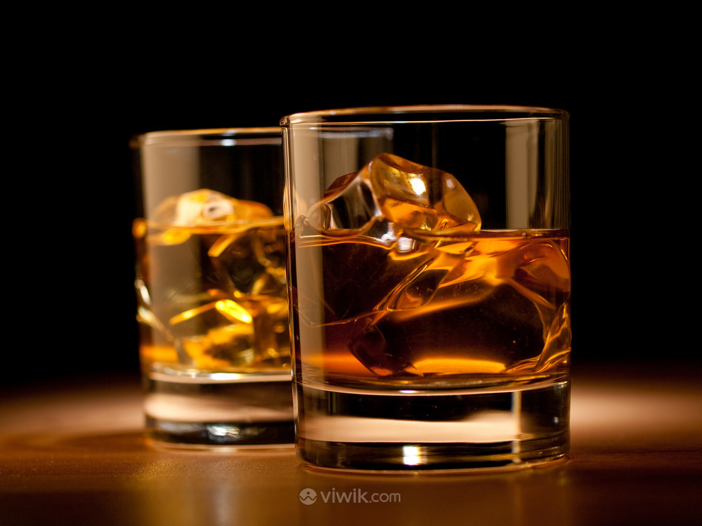黑色背景灯光下的两杯洋酒威士忌图片