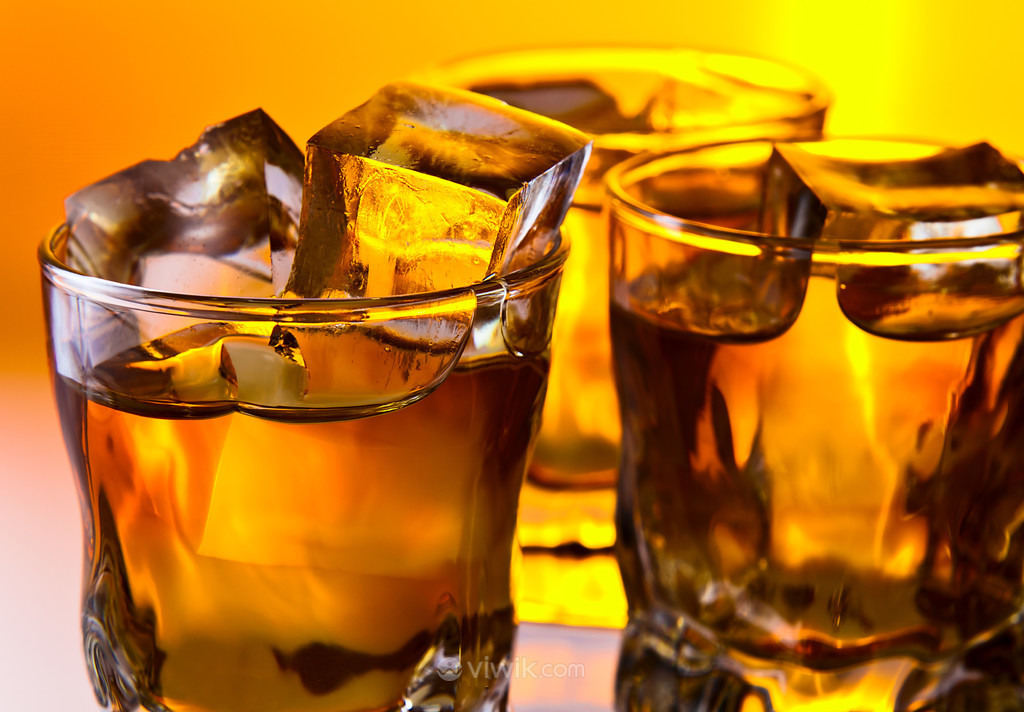 装满冰块的玻璃杯洋酒威士忌图片