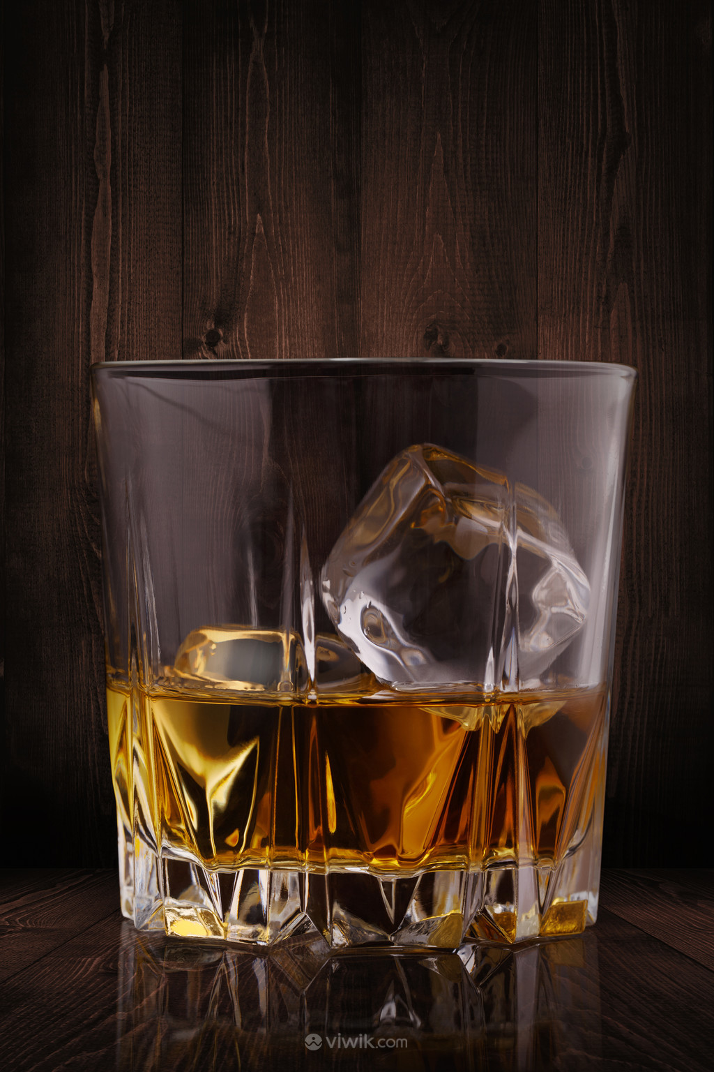 加了冰块的洋酒威士忌高清图片