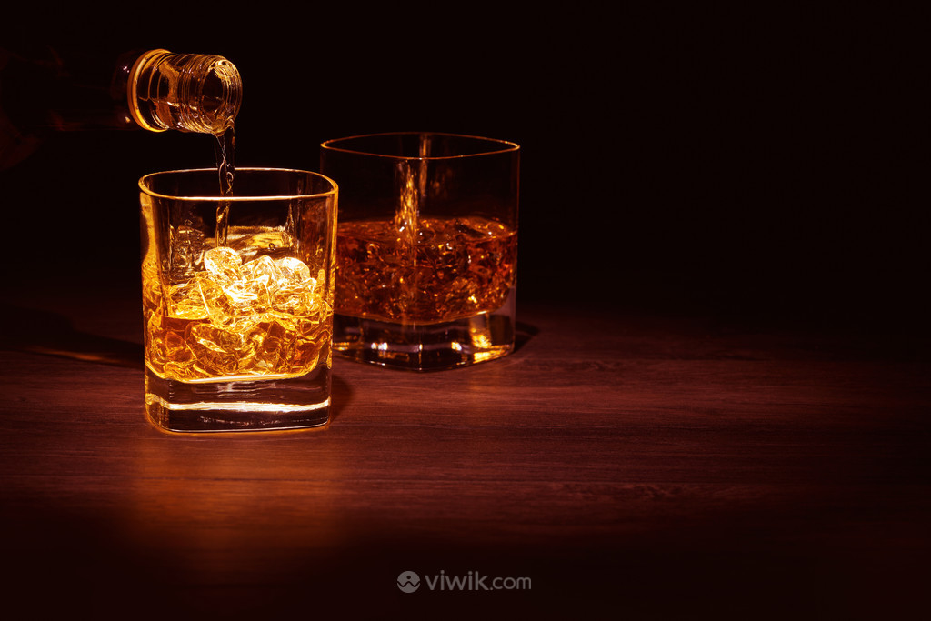 灯光氛围加冰块的洋酒威士忌高清图片