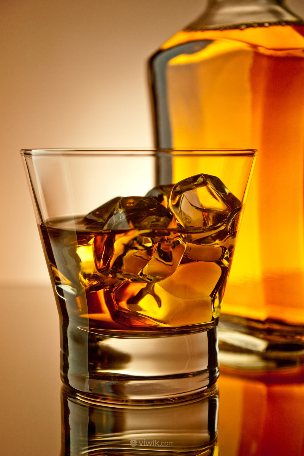 洋酒威士忌一瓶酒一个酒杯的图片