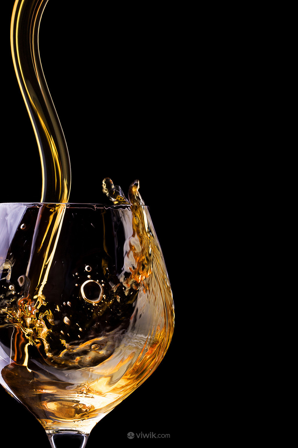 威士忌洋酒酒水往高脚酒杯倒酒的图片