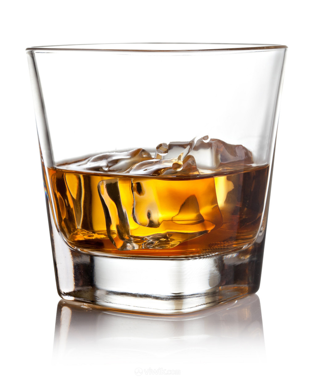 透明玻璃杯洋酒威士忌高清图片