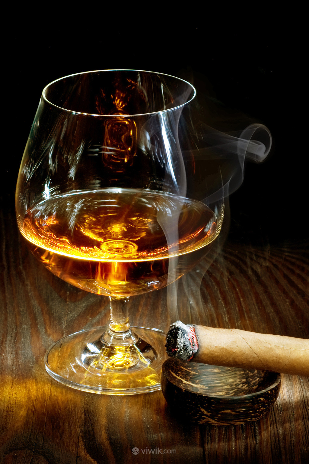 雪茄大肚杯洋酒威士忌酒水高清图片