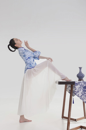 国产精品青花瓷古装薄纱美女性感写真图片