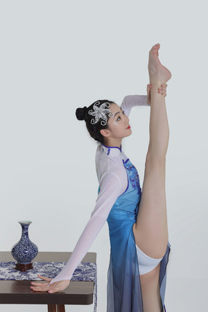 国产精品素颜系列旗袍美女性感跳舞图片